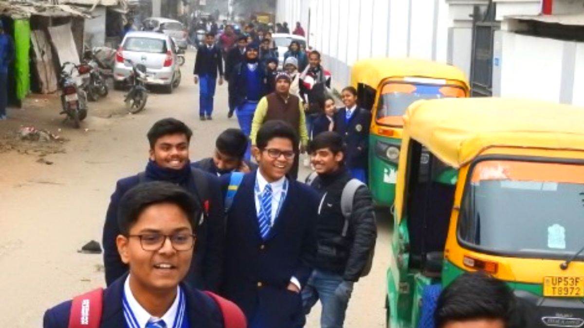 गोरखपुर में डीएम का आदेश बेअसर, छुट्टी के बाद भी कड़ाके की ठंड में खोल दिया स्कूल Pillars