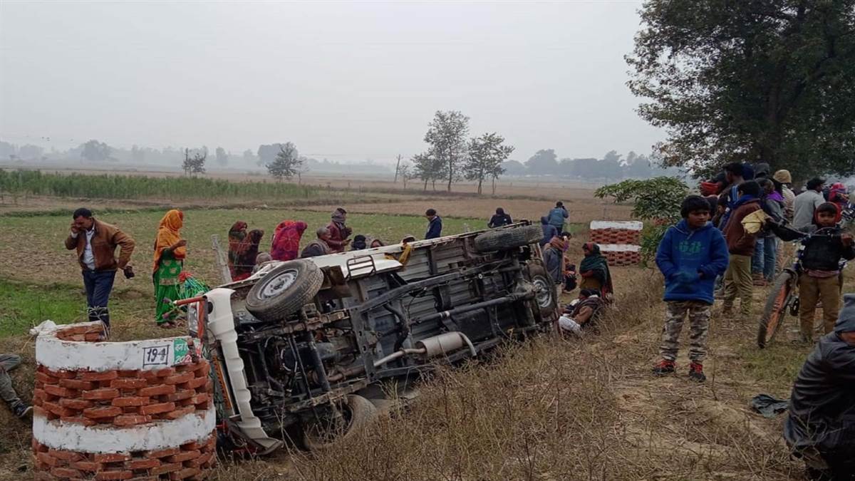 shravasti road accident bike rider killed in pickup collision 11 injured