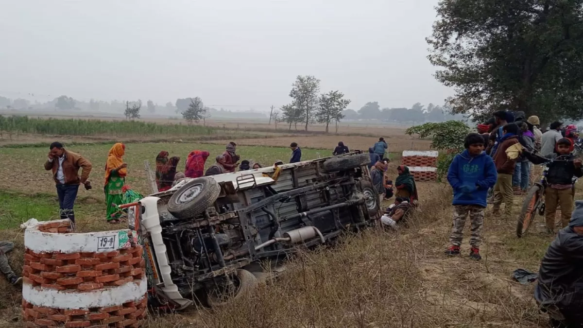 Shravasti Road Accident: बेकाबू पिकअप बाइक को टक्कर मारकर खाई में पलटी, एक की मौत, 11 घायल