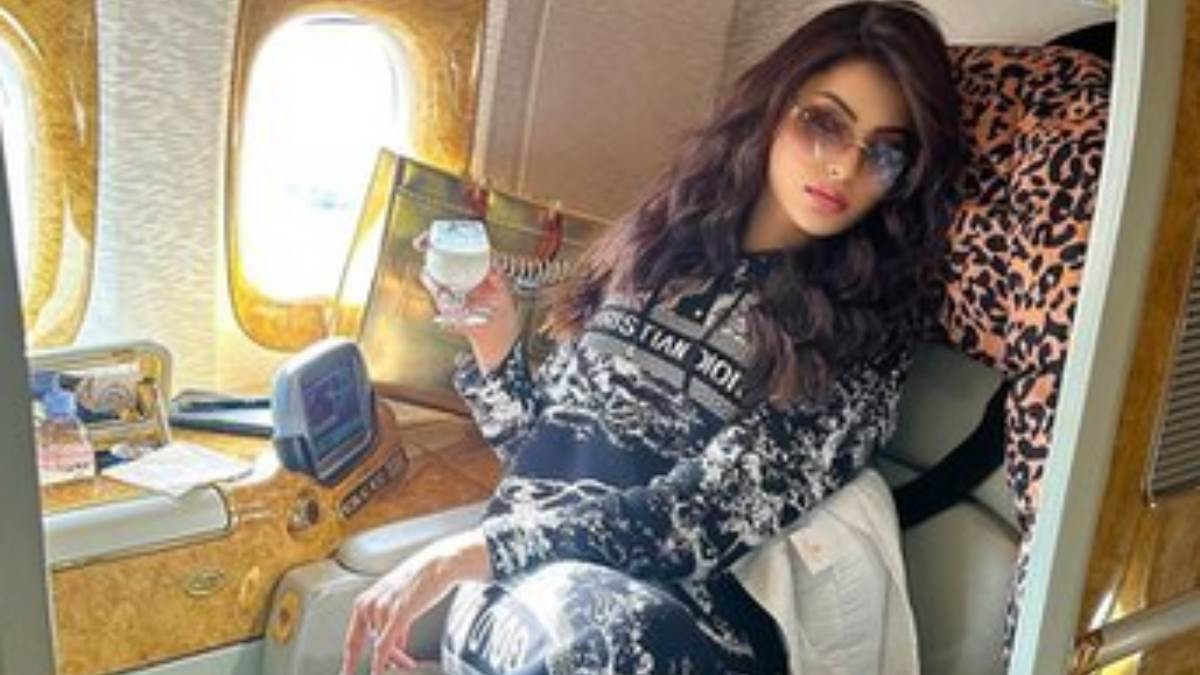 https://www.jagranimages.com/images/newimg/04012023/04_01_2023-urvashi_rautela1_23283038.jpg