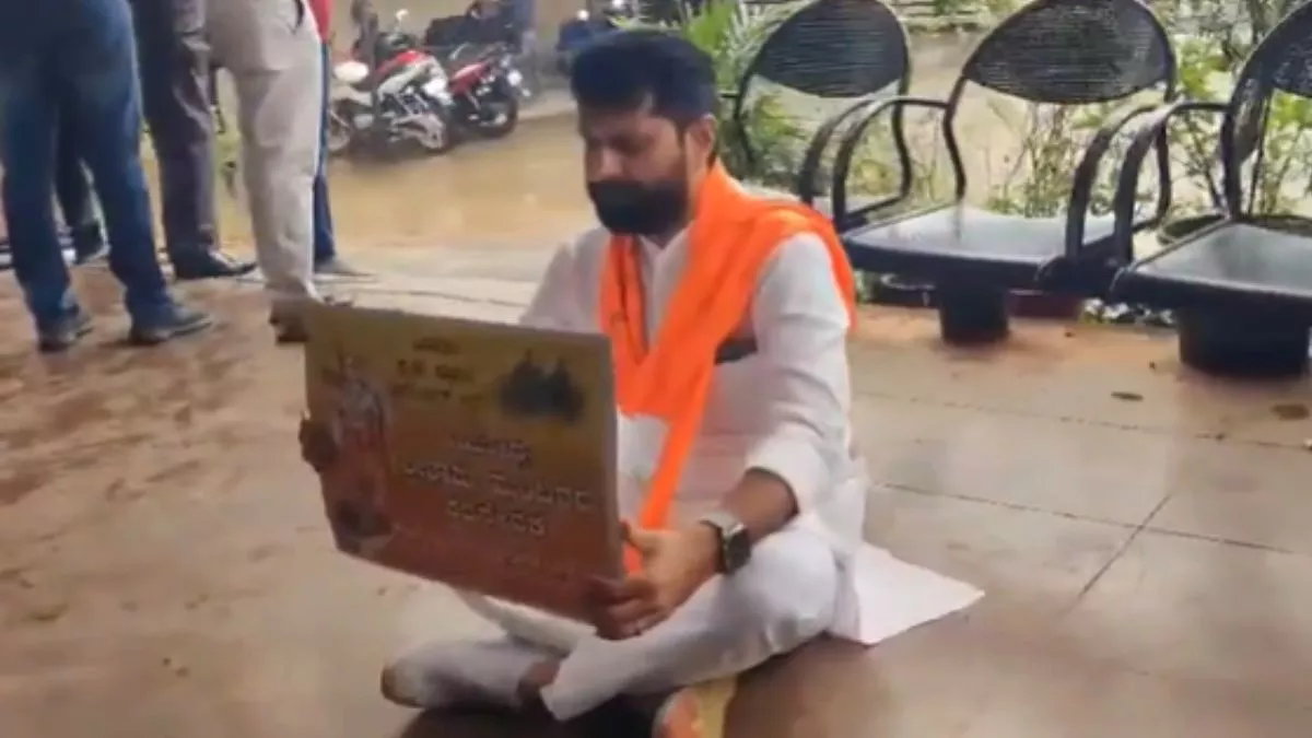 'मैं भी कारसेवक हूं, मुझे भी गिरफ्तार करो', श्रीकांत पंडित की गिरफ्तारी को लेकर पुलिस स्टेशन के सामने सीटी रवि ने किया प्रदर्शन