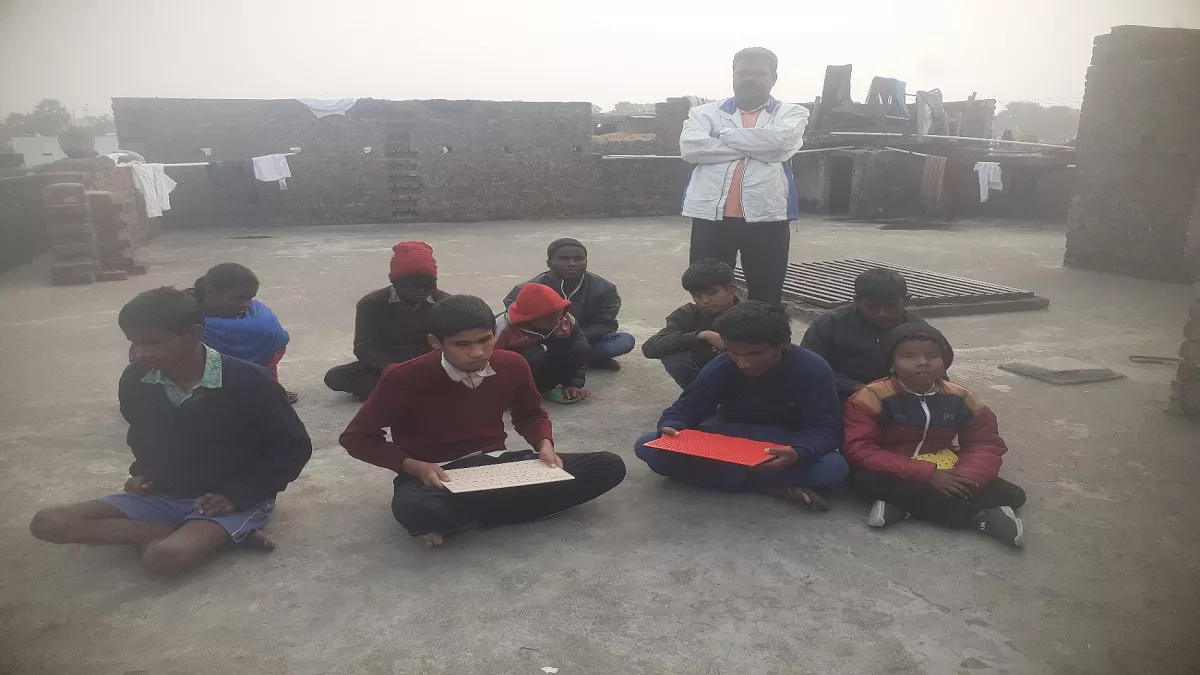 आंखों में नहीं रोशनी, फिर भी सपनों की भर रहे उड़ान; गया नेत्रहीन विद्यालय के बच्‍चे छह छिद्र के कमाल से संवार रहे जिंदगी