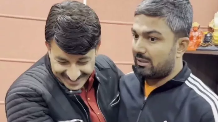 मनोज तिवारी और मनीष कश्यप की मुलाकात (फाइल फोटो)
