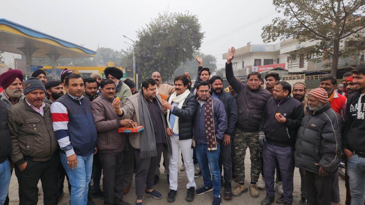 https://www.jagranimages.com/images/newimg/04012024/04_01_2024-meerut_truck_23620826.jpg