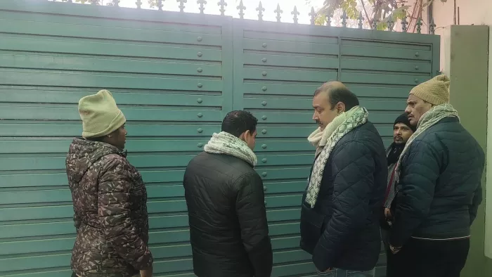 नीरज सिंह के आवास पर छापेमारी करने पहुंची ईओयू की टीम।