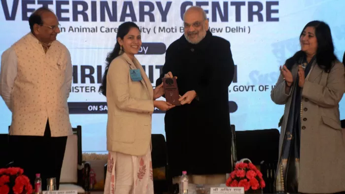 कामकाजी महिला छात्रावास 'सुषमा भवन' का के उद्धाटन के दौरान महिला को चाबी सौंपते अमित शाह।