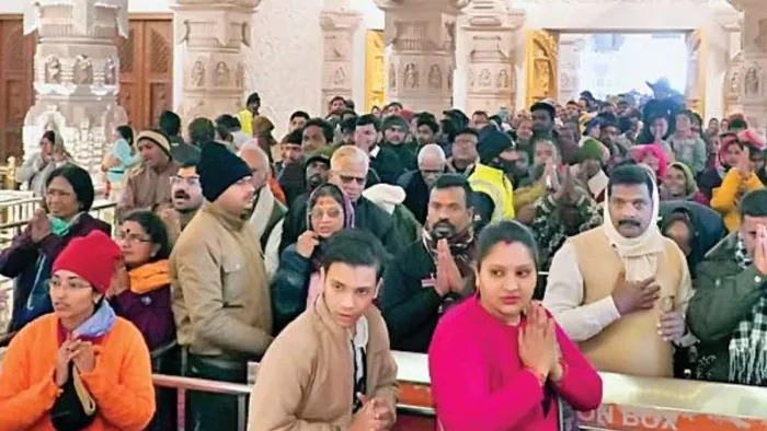 राम मंदिर में जुटी भक्तों की भीड़।
