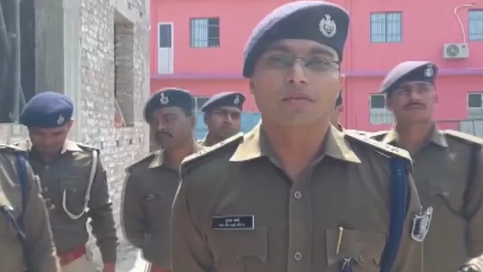 बक्सर के एसपी IPS शुभम आर्य ने की आधी रात में छापामारी (जागरण)