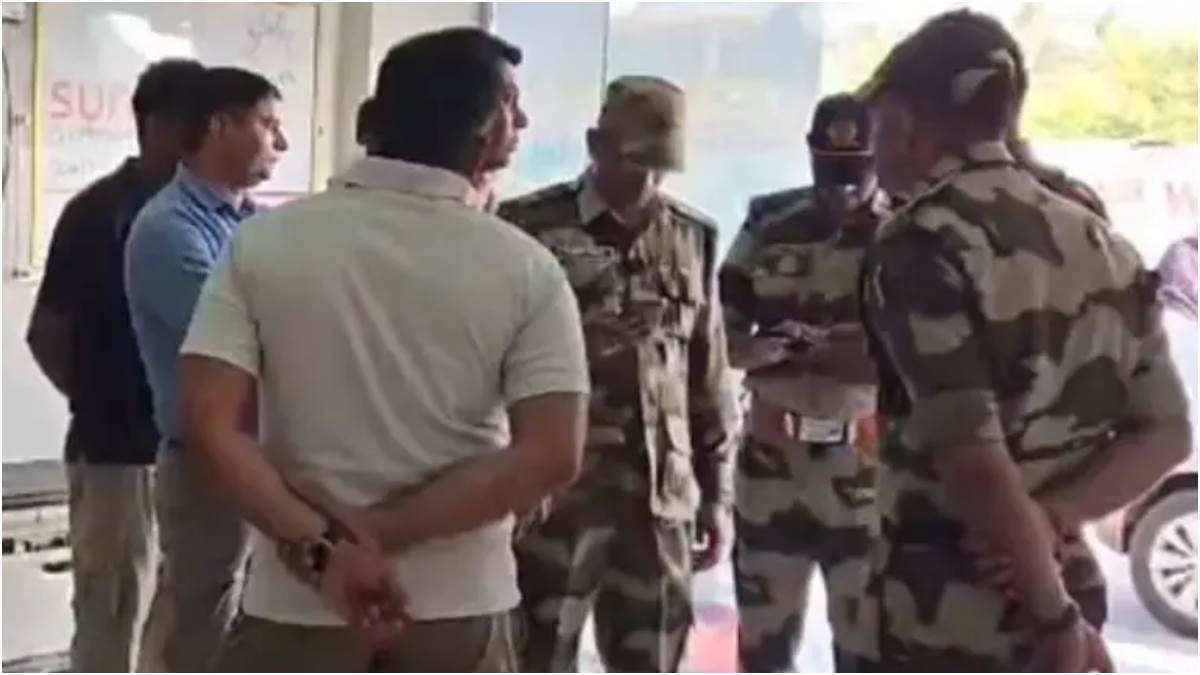 सूरत एयरपोर्ट पर CISF जवान ने किया सुसाइड, बाथरूम में खुद को मारी गोली - CISF jawan commits suicide at Surat airport shoots himself in bathroom