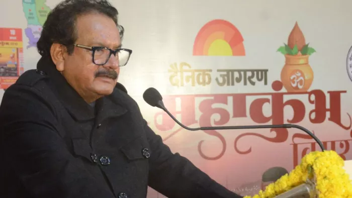 महाकुंभ विमर्श के दौरान मंच से बोलते केंद्रीय राज्यमंत्री प्रोफेसर एसपी सिंह बघेल। जागरण।