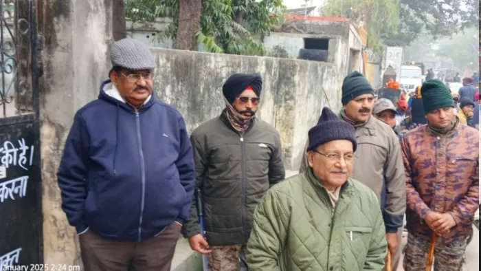 कंपनी बाग में मकान सील के दौरान मौजूद नगर निगम व प्रवर्तन दल के अधिकारी।
