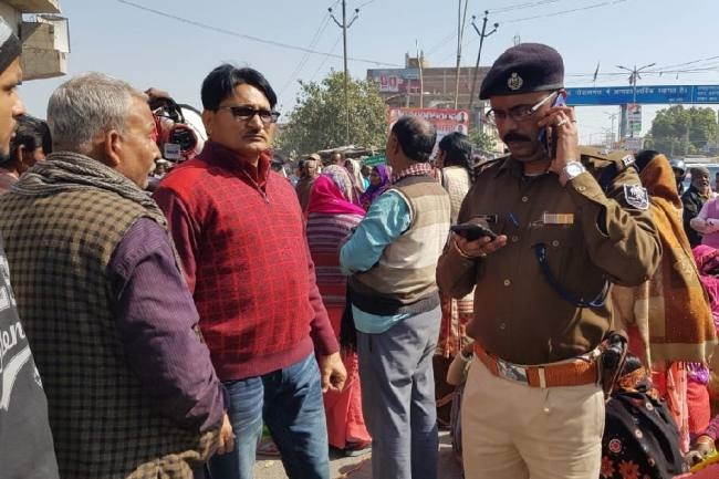बंजारी मोड़ पर हाईवे जाम कर रसोइयों ने किया प्रदर्शन