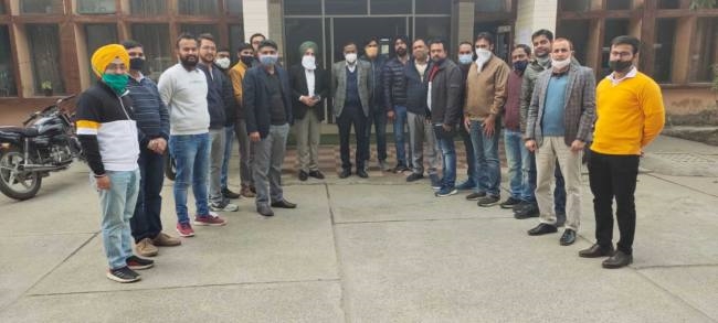 बिजली का निजीकरण करने के विरोध में हड़ताल कर किया प्रदर्शन