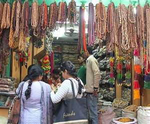 स्ट्रीट शॉपिंग के लिए बांद्रा का हिल रोड बेहद पॉपुलर है।