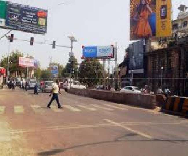 phoolbagh road in kanpur is one way but anyone break the rules in front of policeman