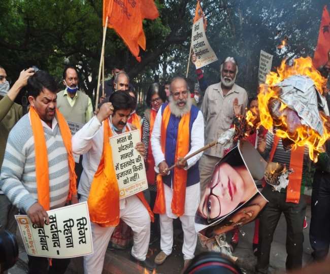 पॉप सिंगर रिहाना और पर्यावरण एक्टिविस्ट ग्रेटा थनबर्ग के खिलाफ प्रदर्शन करते यूनाइटेड हिंदू फ्रंट के कार्यकर्ता।