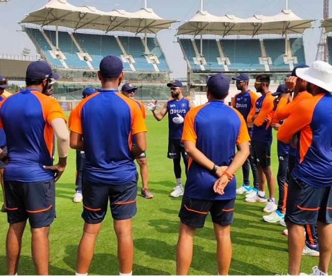 टीम के खिलाड़ियों को संबोधित करते विराट कोहली- फोटो ट्विटर पेज BCCI