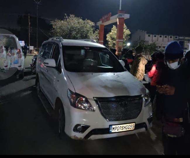 youth dies after car collides in khandwa madhya pradesh