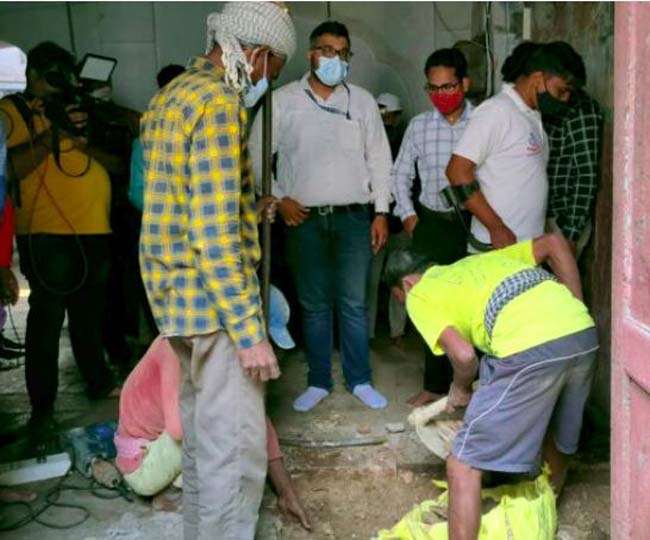 पुरी एमार मठ की खुदाई एवं मेटलडिटेक्टर से जांच की जा रही है।