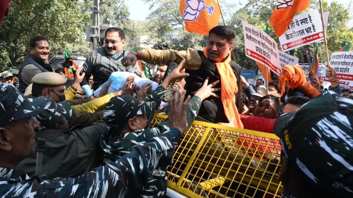 Delhi Excise Policy: BJP ने आबकारी घोटाले को लेकर दिल्ली सरकार पर बोला हमला, AAP ऑफिस के बाहर किया प्रदर्शन