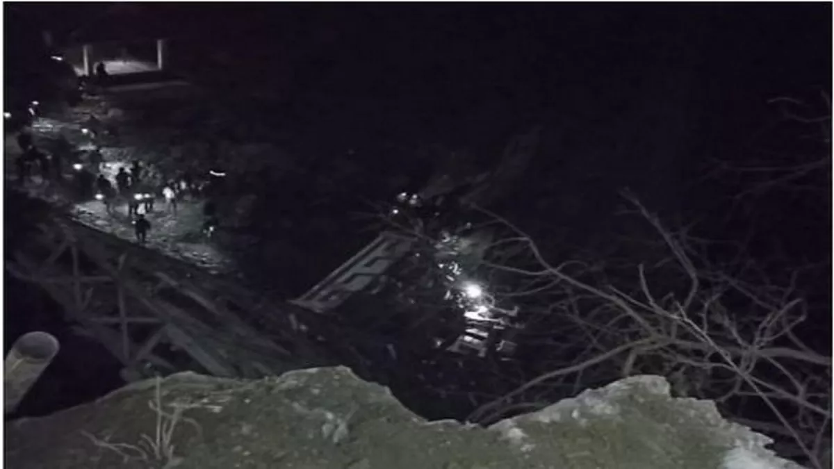 Bridge Collapse: हिमाचल के चंबा-होली मार्ग पर बैली ब्रिज टूटने से दो टिप्पर नाले में गिरे, चालक की मौत