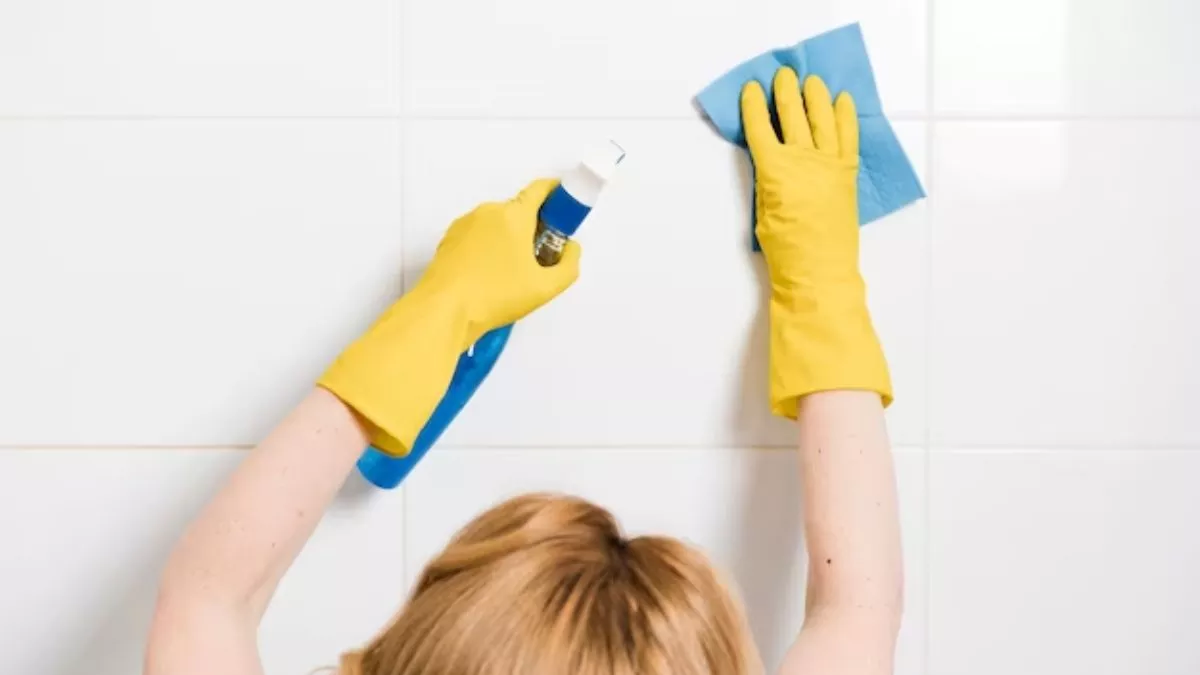 Cleaning Tips: मैली से मैली टाइल्स को चमकाने के लिए अपनाएं ये आसान ट्रिक्स - easy ways to clean bathroom tiles