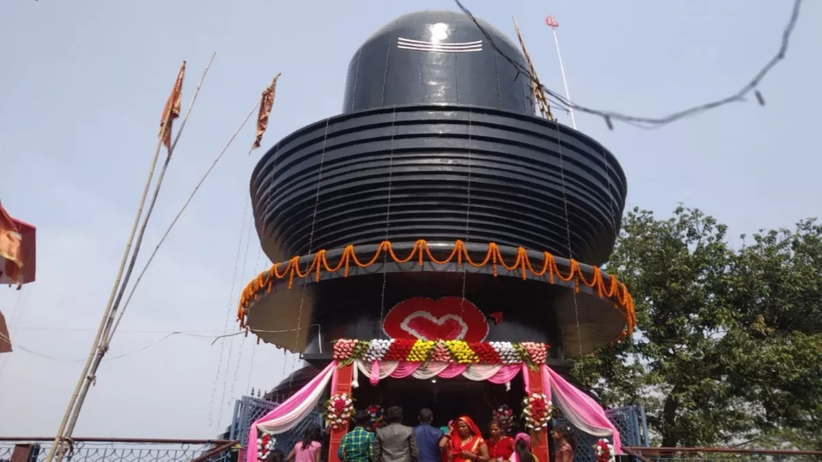 गिरिडीह जिले के बगोदर-हजारीबाग पथ पर अवस्थित है विशालकाय हरिहरधाम मंदिर।