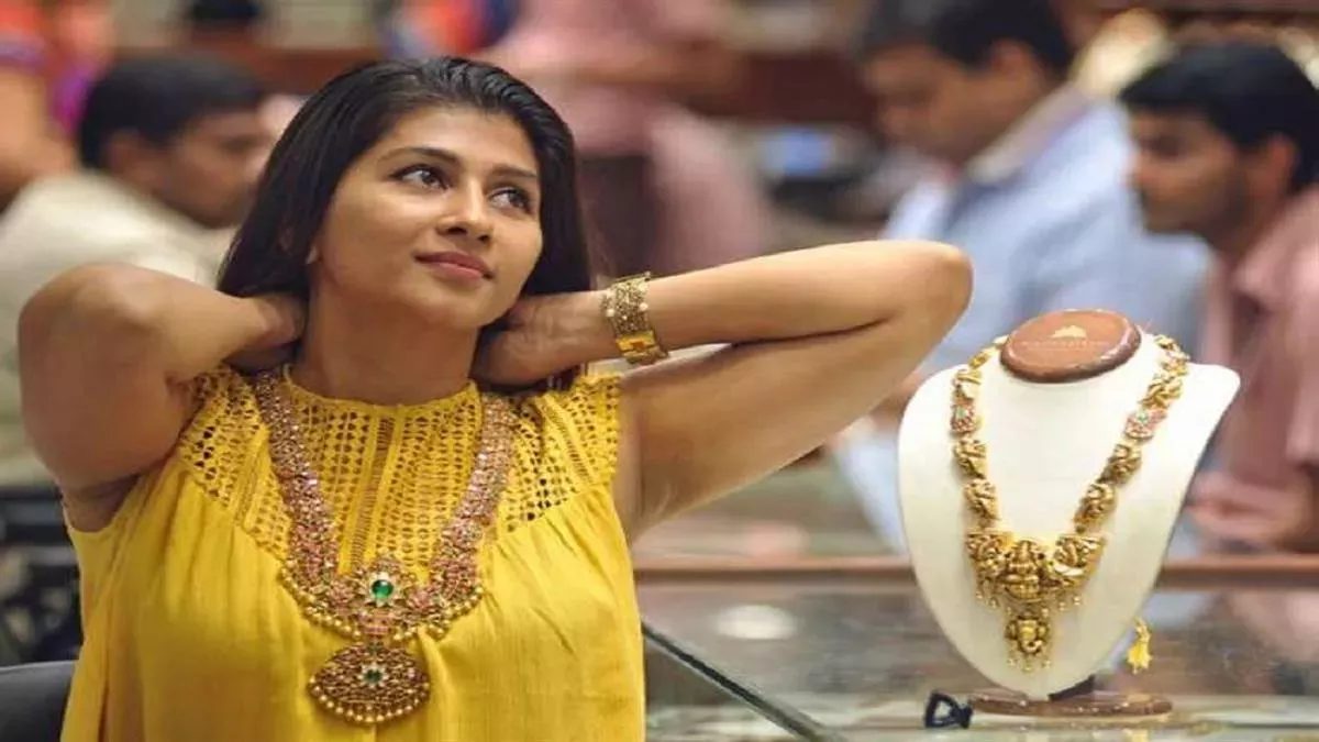 Gold Price Today: खुशखबरी! 2300 रुपया सस्ता हुआ सोना, खरीदारी का है सही समय या और नीचे आएगा भाव