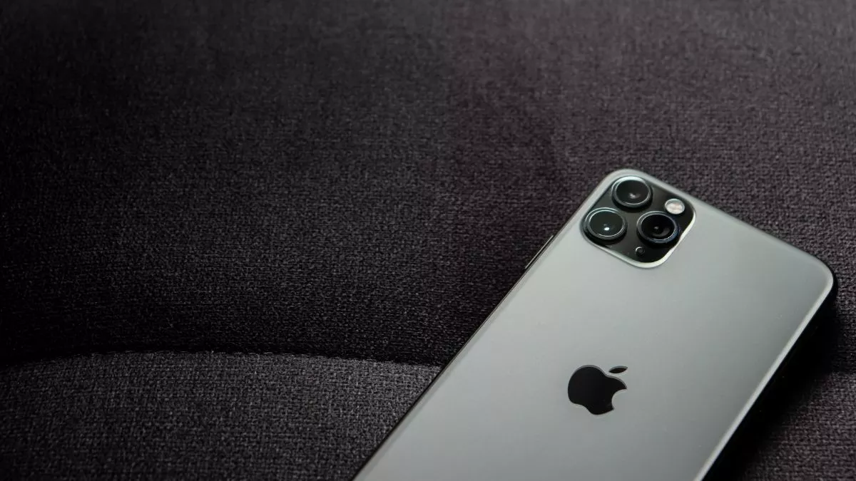 बजट में कस्टम ड्यूटी के घटने से कितने फायदे में रहेंगे Samsung और Apple, क्या सस्ते हो जाएंगे मोबाइल फोन