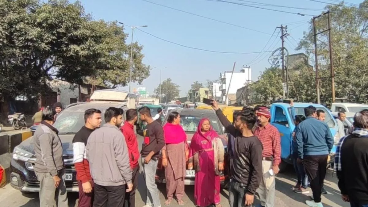 Moradabad News: गाड़ियों के शीशे टूटने के बाद आक्रोशित लोगों ने लगाया जाम।
