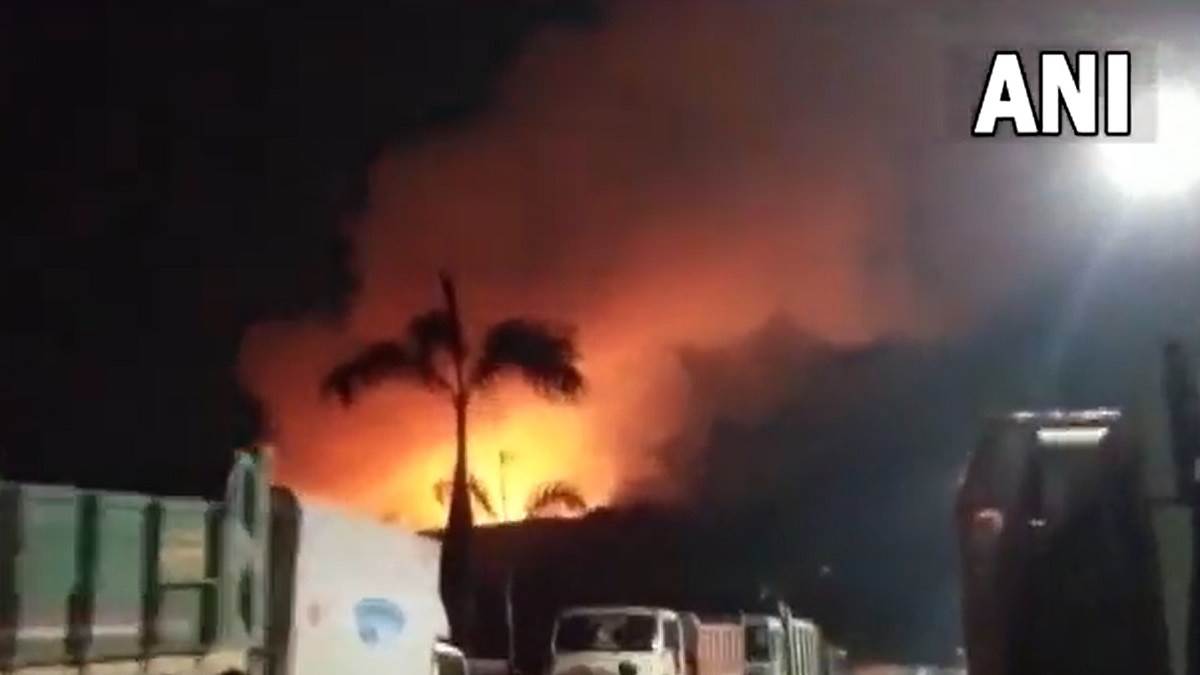fire breaks out at dumping ground in mumbai no casualties reported