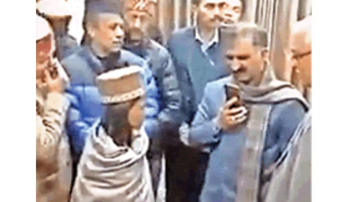 शिमला में मुख्यमंत्री सुखविंदर सिंह सुक्खू को अपनी समस्या को बताती कुल्लू की नीलम नेगी l