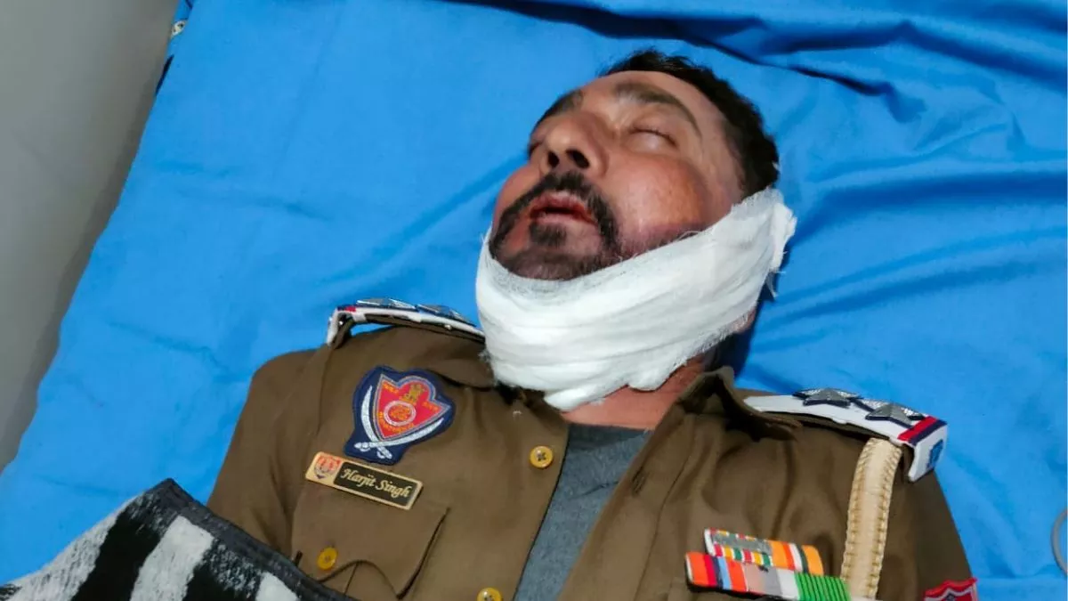 ट्रैफिक पुलिस के एसआई हरजीत सिंह अपनी ही सर्विस पिस्टल से गोली लगने से गंभीर रूप से घायल हो गया