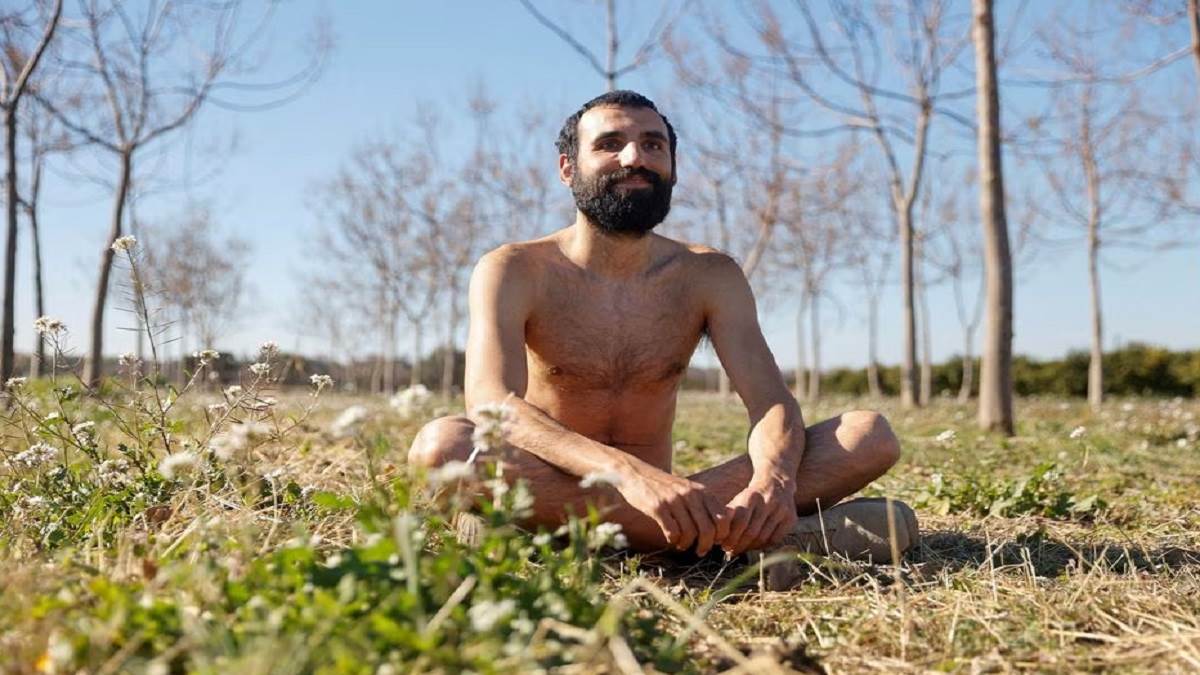Spain की एक हाई कोर्ट ने न्यूड मैन के पक्ष में सुनाया फैसला, सड़कों पर