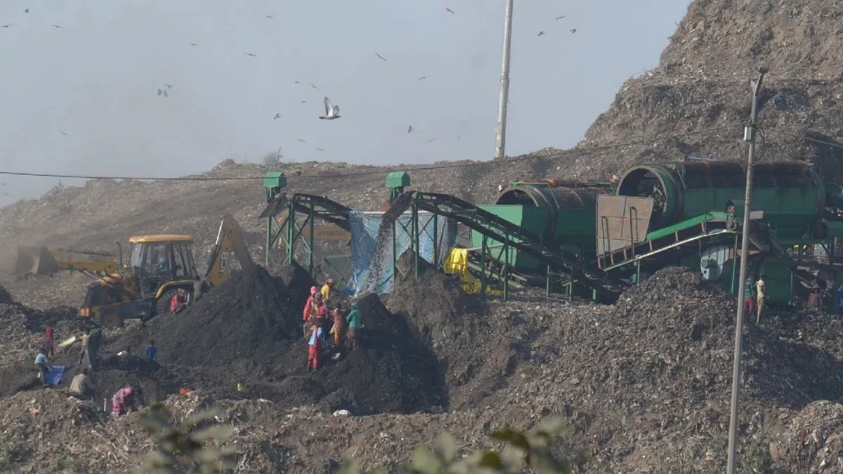 Delhi Landfill Site: कूड़े के पहाड़ों को खत्म करने के काम पर लगेगा ब्रेक, सामने आई वजह