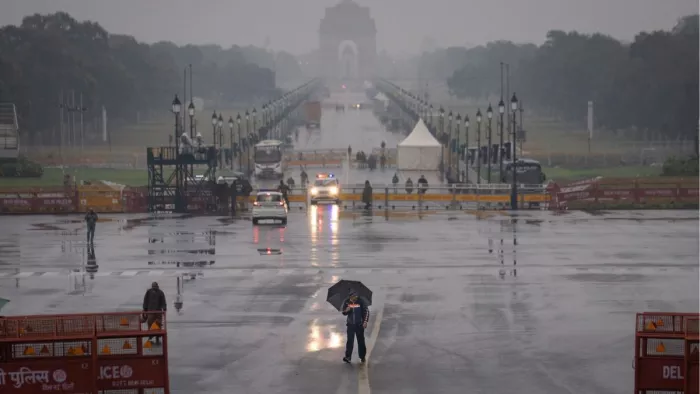 Delhi Rains: दिल्ली-NCR में मौसम ने बदली करवट, कई इलाकों में झमाझम बारिश
