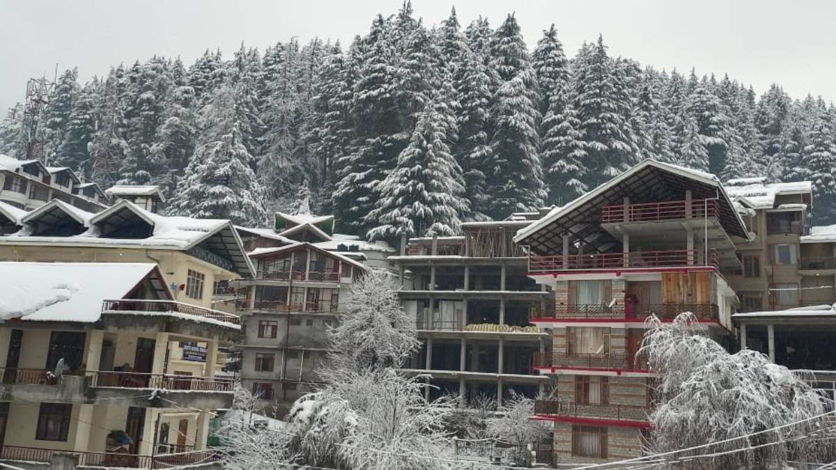 Snowfall in Manali मनालीलाहौल में जमकर बर्फबारी, अटल टनल में 5 इंच से