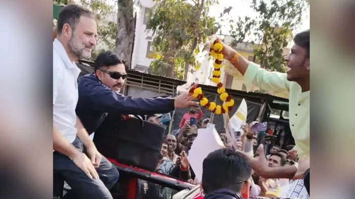 Rahul Gandhi: राहुल गांधी की सुरक्षा में चूक, अचानक गाड़ी पर चढ़ गए कुछ युवक;