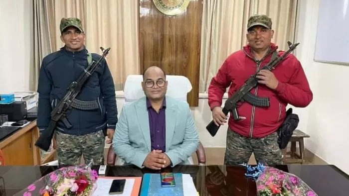 कागज पर फरार पूर्व एसडीएम अशोक कुमार। फाइल फोटो