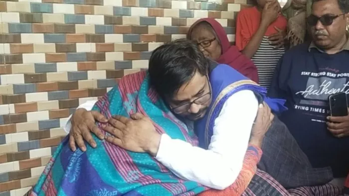 गांव इब्राहिमपुर भीमपुर में महिला को ढांढस बंधाते बहुजन जनता दल पार्टी के राष्ट्रीय अध्यक्ष अतुल खोड़ावाल l सौ. स्वजन