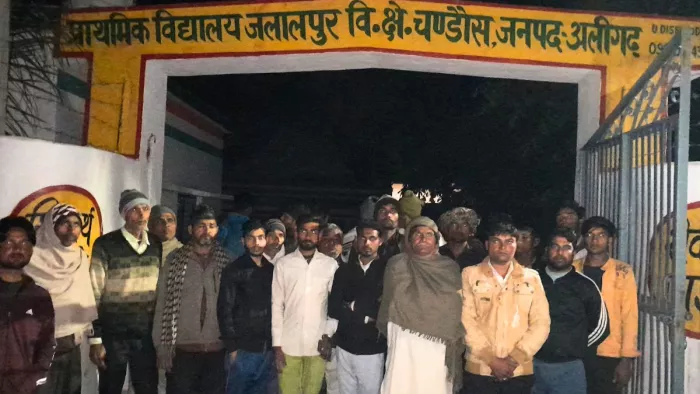 घटना के बाद विद्यालय के बाहर जुटे ग्रामीण रोष जताते हुए। जागरण