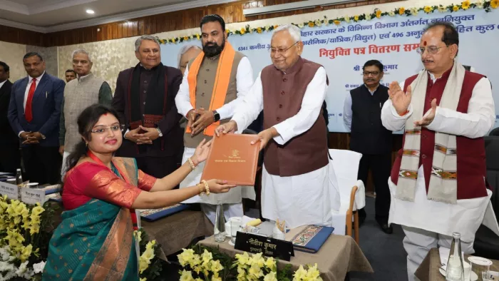 सीएम नीतीश कुमार ने कनीय अभियंताओं को दिया नियुक्ति पत्र। फोटो- एक्स