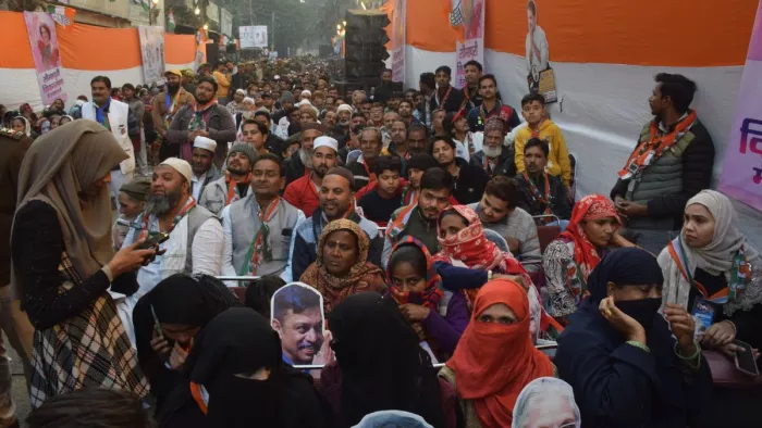सीमापुरी में प्रियंका गांधी की सभा में मौजूद लोग। फोटो- जागरण आर्काइव