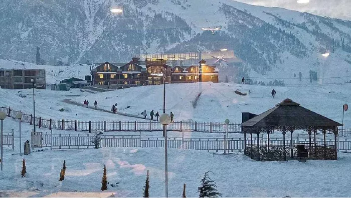 घाटी के अधिकांश इलाकों में बारिश व बर्फबारी की संभावना (फाइल फोटो)