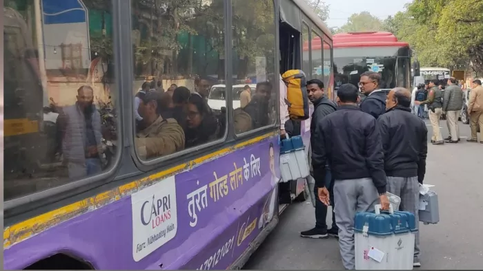ईवीएम वितरण केंद्र के बाहर खड़ी बसों में मतदान दल मतदान केंद्रों के लिए रवाना होते हुए