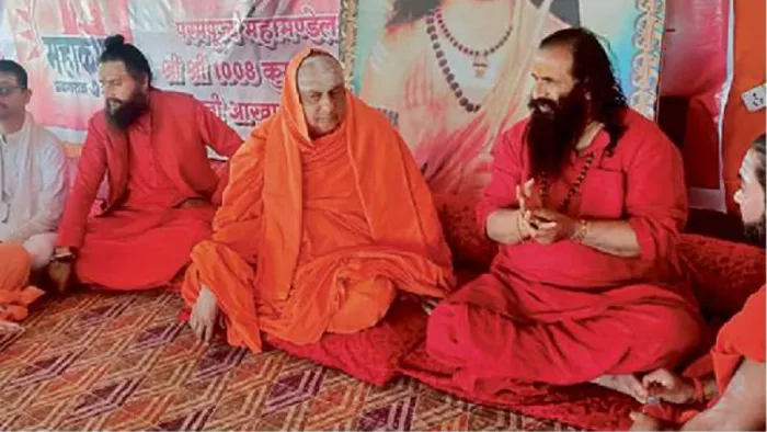 Mahakumbh 2025: निरंजनी अखाड़ा की छावनी में संतों की बैठक।