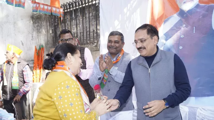 दिल्ली भाजपा अध्यक्ष वीरेंद्र सचदेवा लोगों से संपर्क करते हुए। फोटो- जागरण