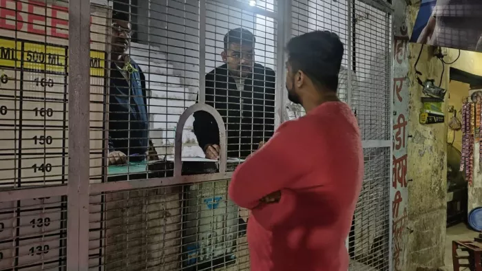 मुहल्ला लकड़ा चुंगी स्थित शराब की दुकान पर ओवर रेट वसूली की जांच करते डिप्टी कलक्टर मसीहा नजम। जागरण