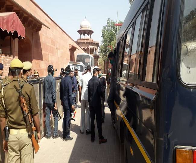 ताजमहल के दोनों प्रवेश द्वार को बंद करके चेकिंग की जा रही है।