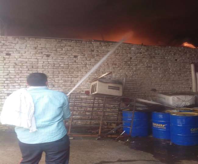 Fire in Faridabad फरीदाबाद की फैक्ट्री में लगी आग, चार कर्मचारी झुलसे